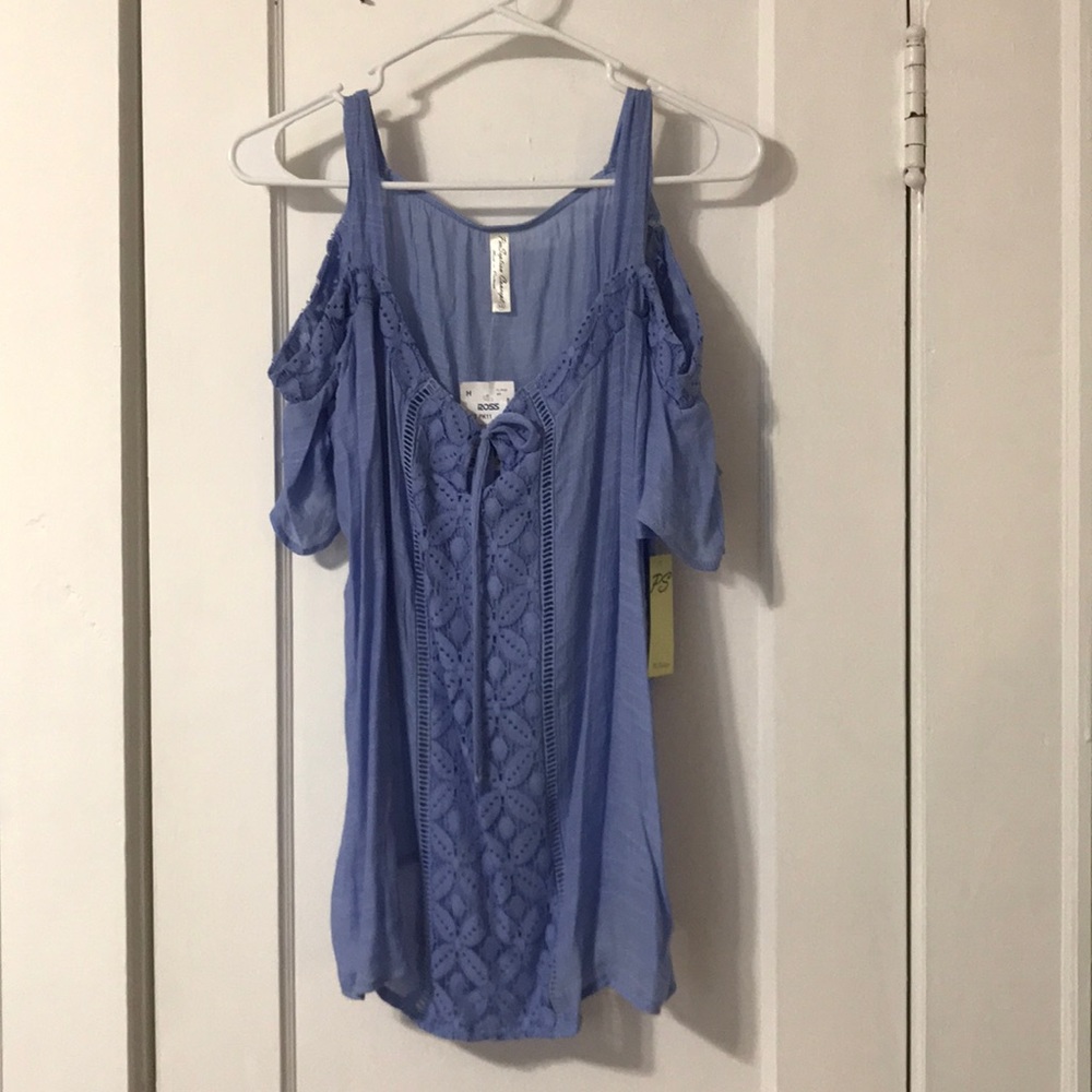 Peep shoulder shirt